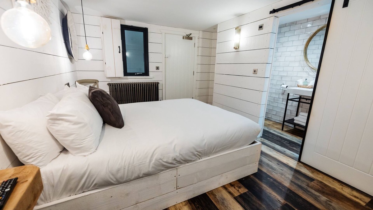 Clitheroe House | Double room with ensuite bathroom