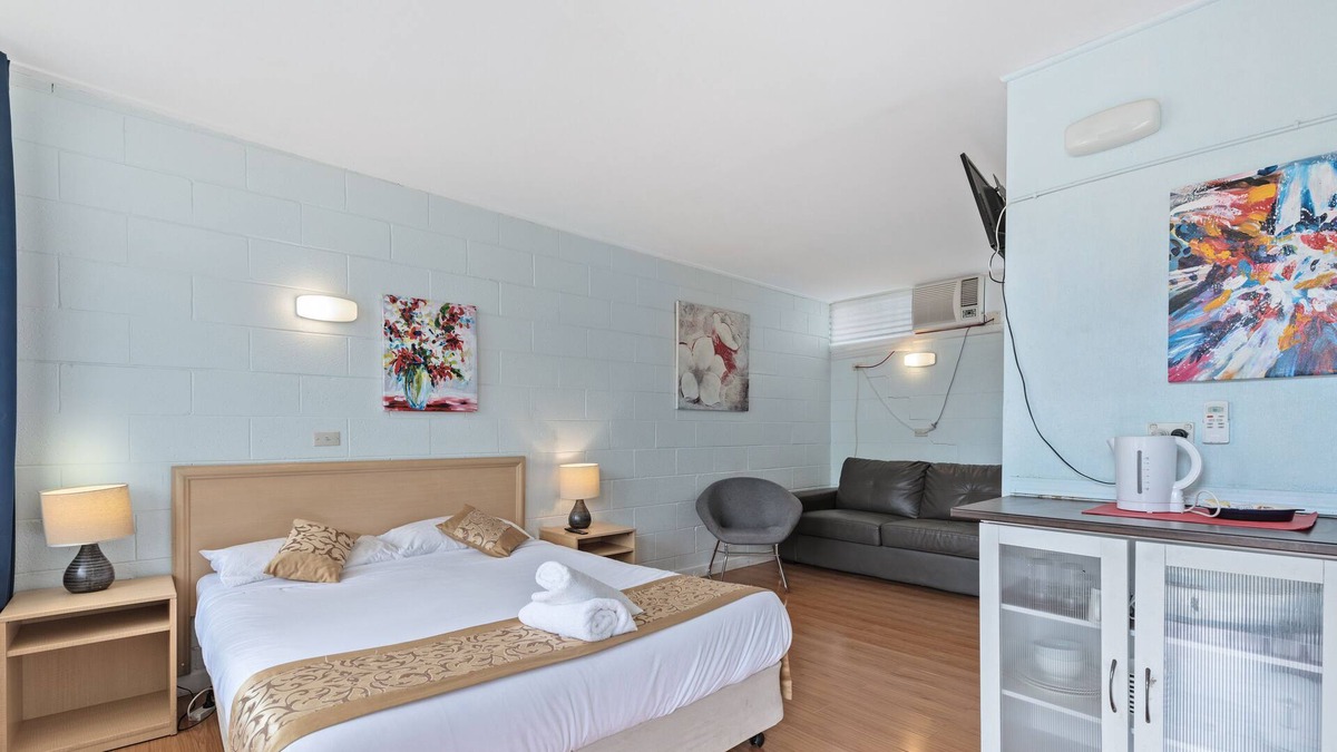 Strathmerton House | Double Room with Private Bathroom and Kitchenette near Murray River