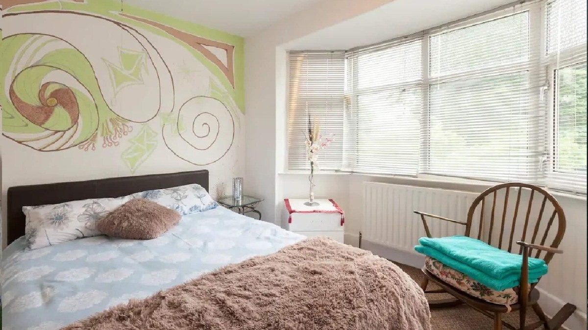 Leeds House | double room with private bathroom and kingsized bed in 3 bed semi