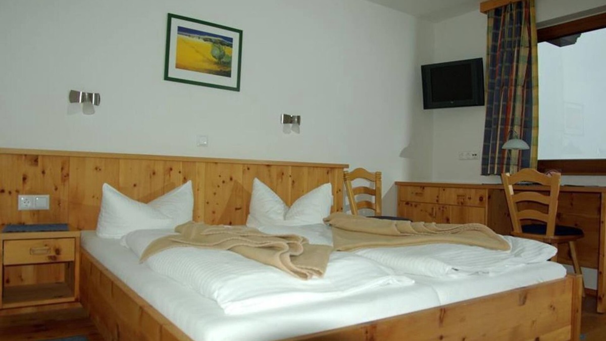 Berg im Drautal House | Double room with south-facing balcony - Almhotel Fichtenheim