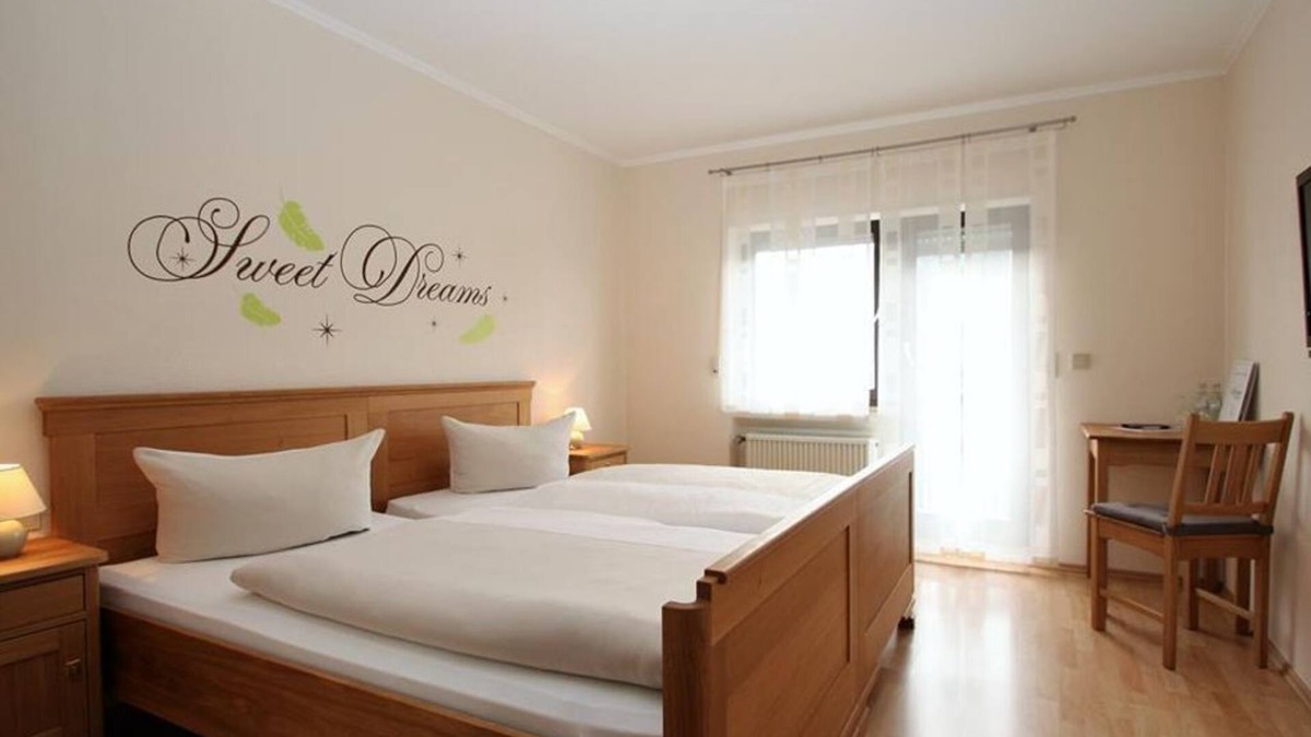 Plutscheid Bed & Breakfast | Double room with shower/WC and balcony - Gasthaus-Pension-Rest. Bucket