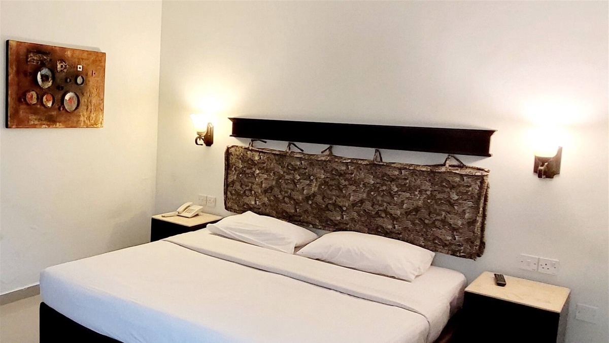 Al Muraqqabat House | Double Room With Swimming Pool With Free Parking in 3 Star Hotel