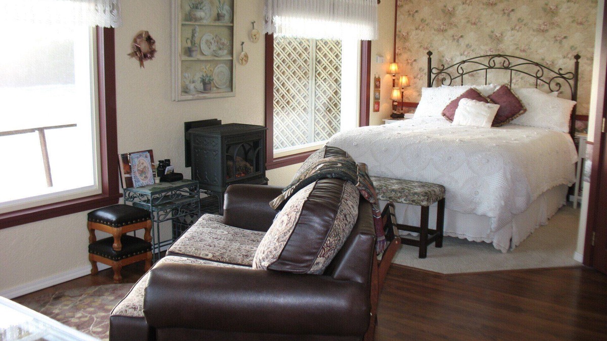 Depoe Bay Apartment | Double Suites: Ocean Garden & Sea Rose Suite