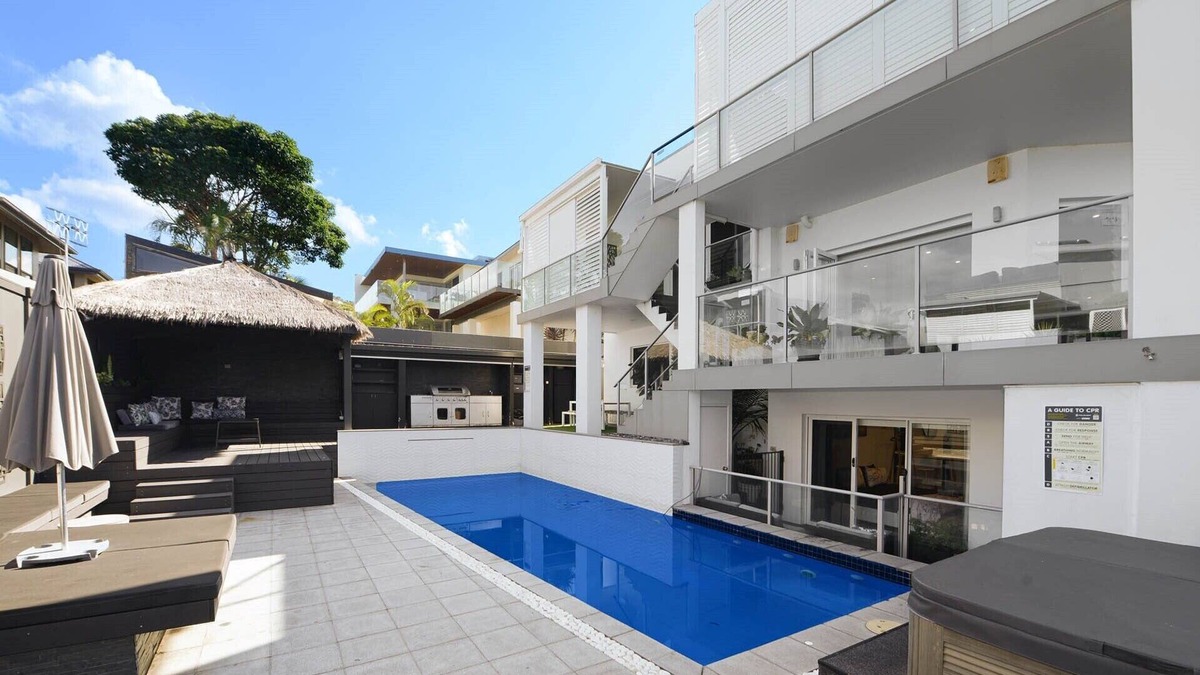 Wamberal House | DoVilla-Sleeps 14 - Luxury Style Accommodation