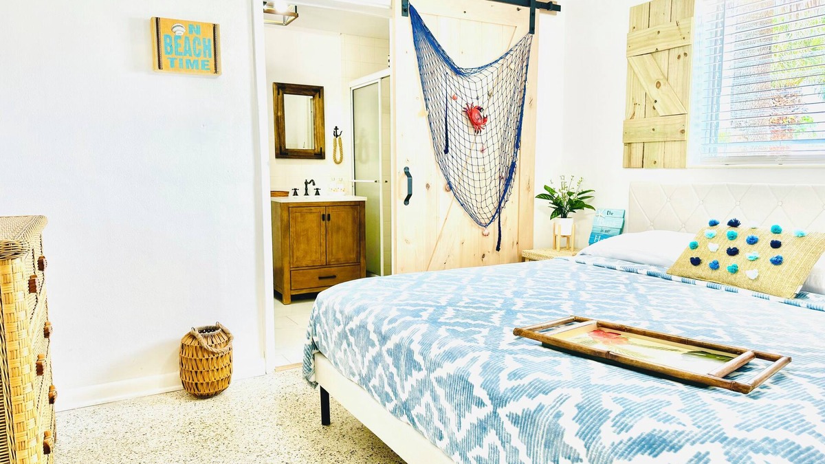 Jensen Beach House | Dow Town Jensen Beach📍WALK to the SEA in 2 minute. Walk to Publix Super Markets