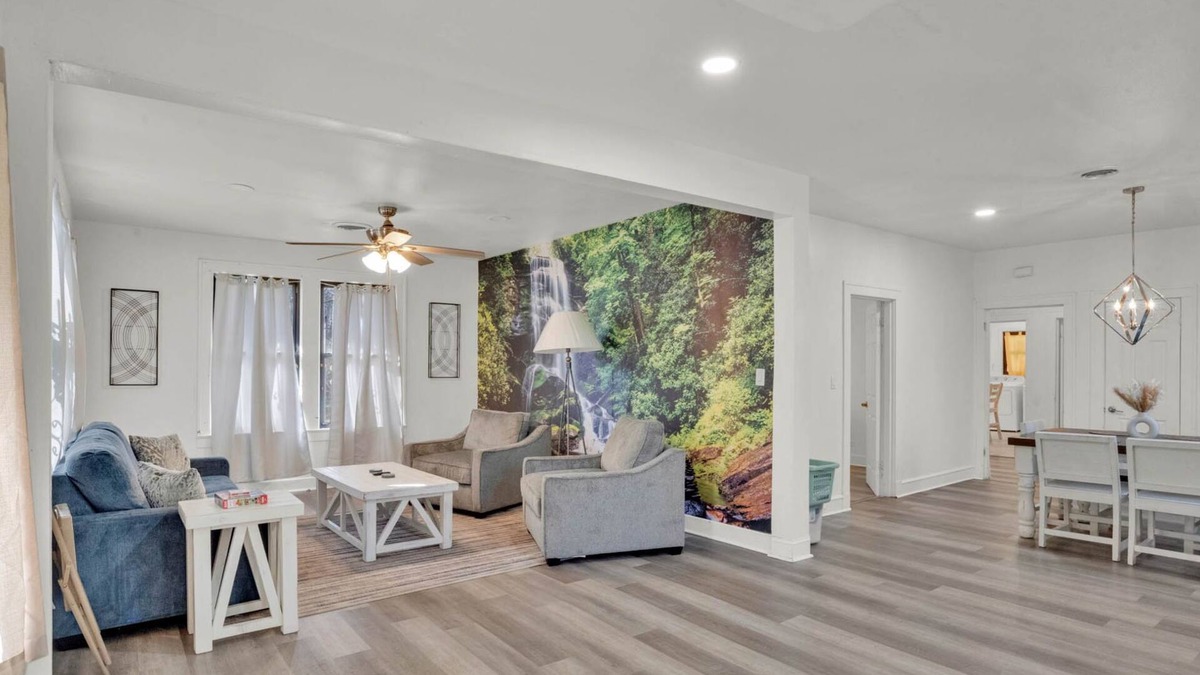 Shreveport House | Down South, Charming 2-bedroom house, Sleeps 8, 2 Full Bathrooms