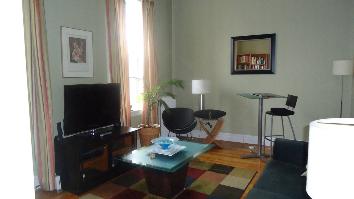 Queens Square Apartment | Down Town Heritage Suite on Water Street