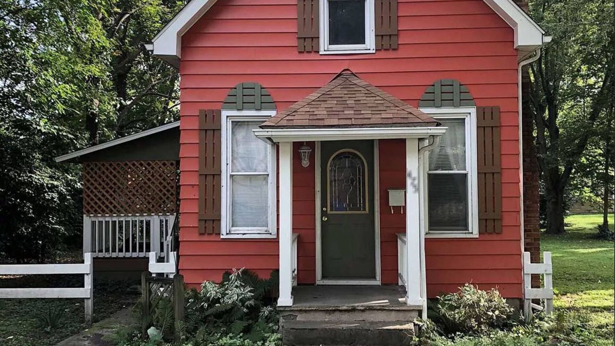 Wabash House | Downtown 2 Bedroom Cottage, Sleeps 6, Walk to Honeywell, Downtown Restaurants