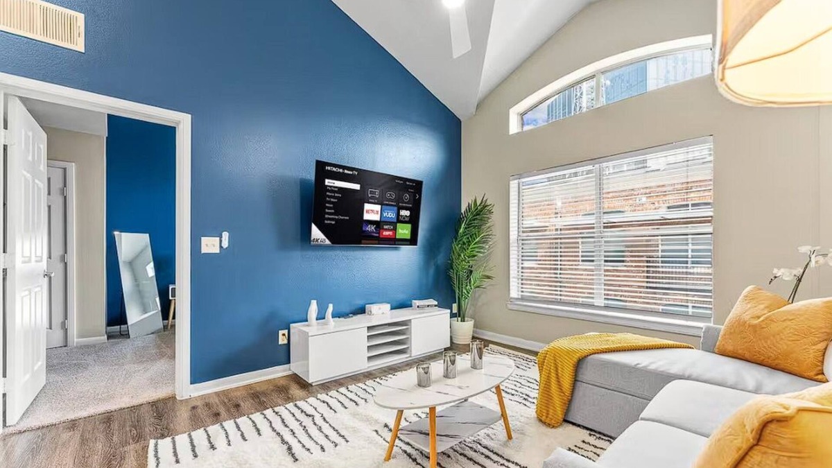 Downtown Dallas Apartment | Downtown 2BR, 2BA Ideal Living!