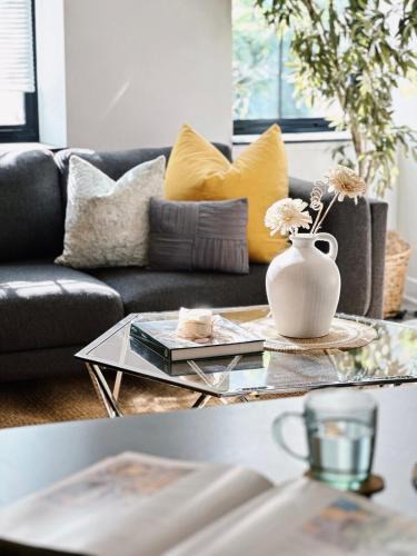 Downtown Apartment | Downtown 3B2B Apt with full kitchen, Sleeps 6,Near PPAC & Dining
