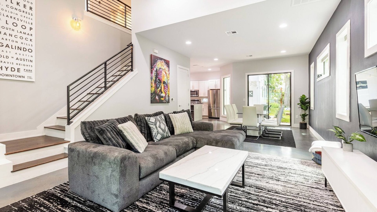 East Cesar Chavez House | Downtown 6 Bedroom Retreat!nGolf Putting Green, Walking to Lake & Rainey