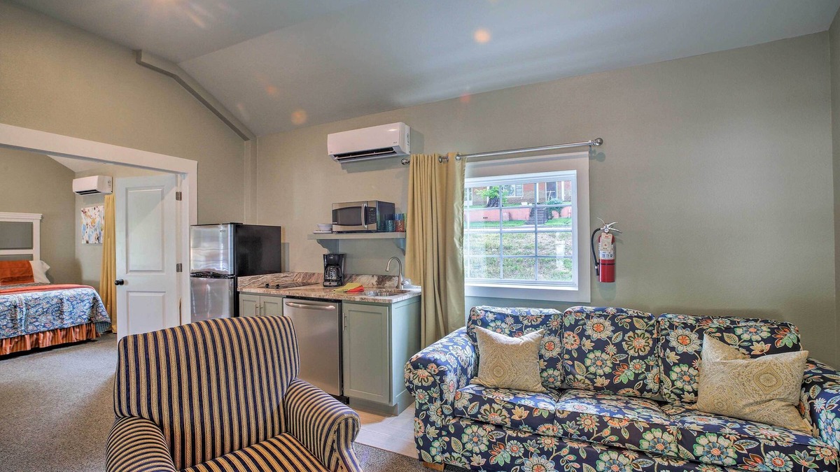 Downtown Branson Cottage | Downtown Branson Cottage w/Pool Access!