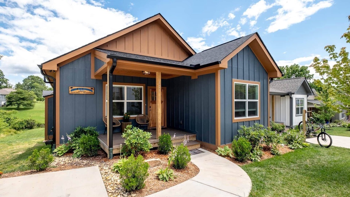 Brevard House | Downtown Brevard 5BR Retreat & Cyclists’ Dream