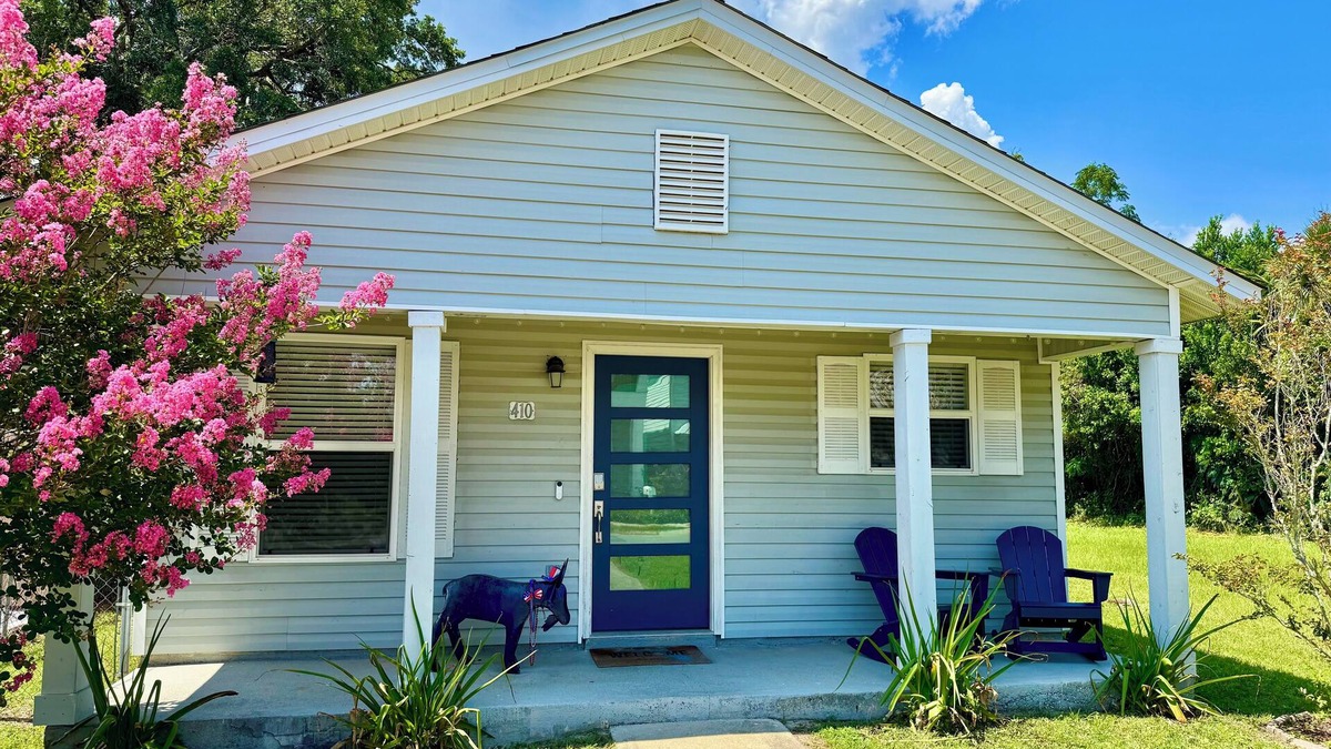 Downtown House | Downtown bungalow, pet friendly, fenced yrd, walk to restaurants, parades & bay!