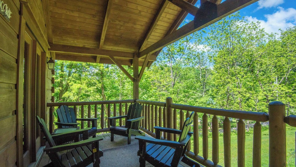 West Jefferson Cabin | Downtown Cabin - West Jefferson + Hot Tub + Minutes to Downtown Breweries, Shops, and More!