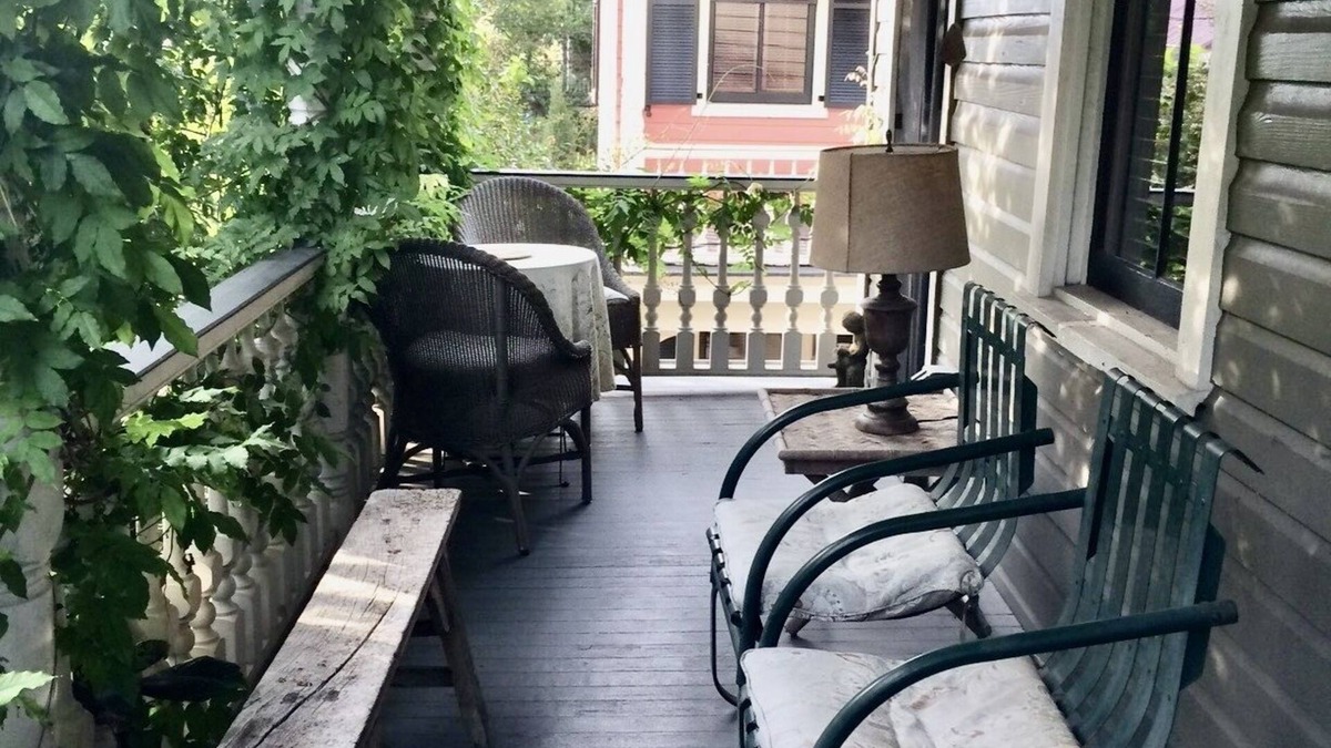 Cannonborough Elliotborough Condo | Downtown Cannonborough Bed and Bath in Historic House Condo.