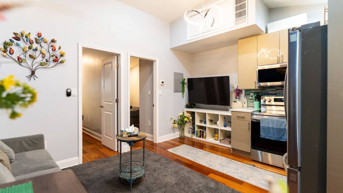Rittenhouse Row Apartment | Downtown City Hall near Kimmel Center 2BD Suite