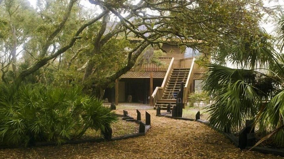 St. George Island House | Downtown, close to the beach, pet friendly!