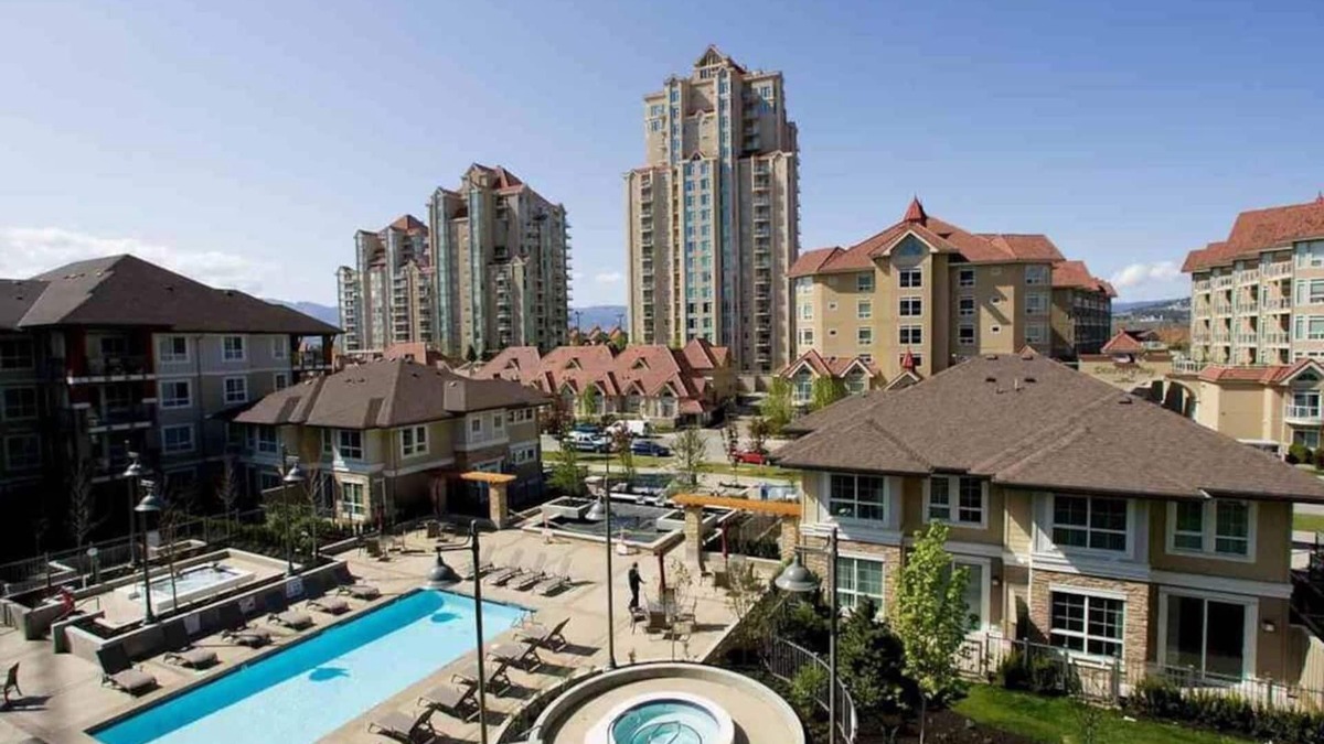 Central Okanagan House | Downtown Condo Resort by the Beach