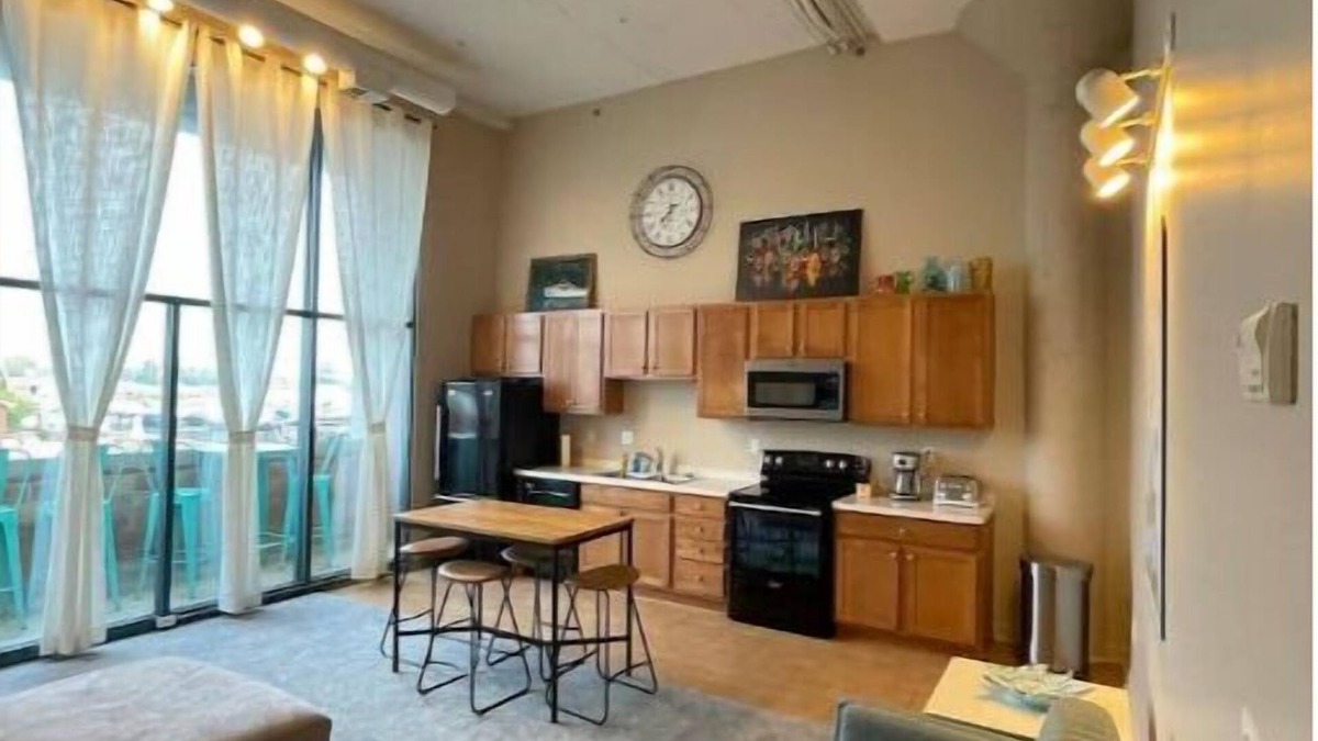 Sandusky House | Downtown Condo with Pool View