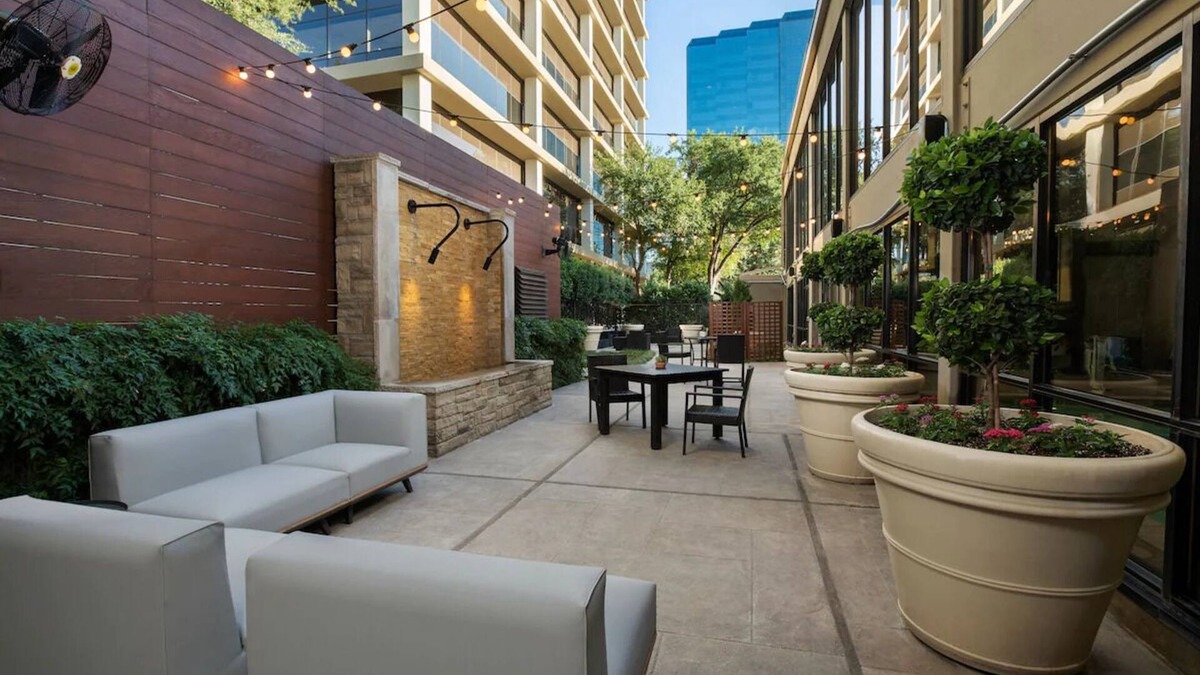 Glencoe House | Downtown Dallas Getaway: Fun, Art & Live Music Scene | 4 Units