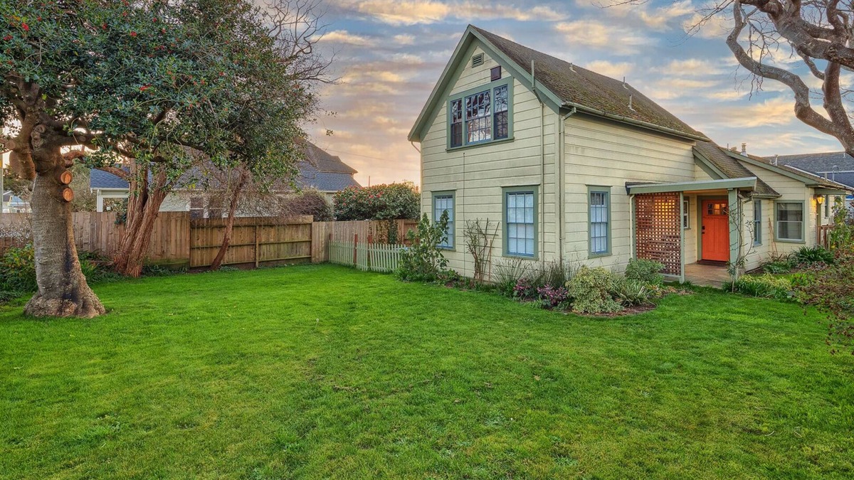 Arcata Apartment | 🍩Downtown Drift -Historic Arcata Home on the first floor - Hot Tub, Sauna & Bikes🐶