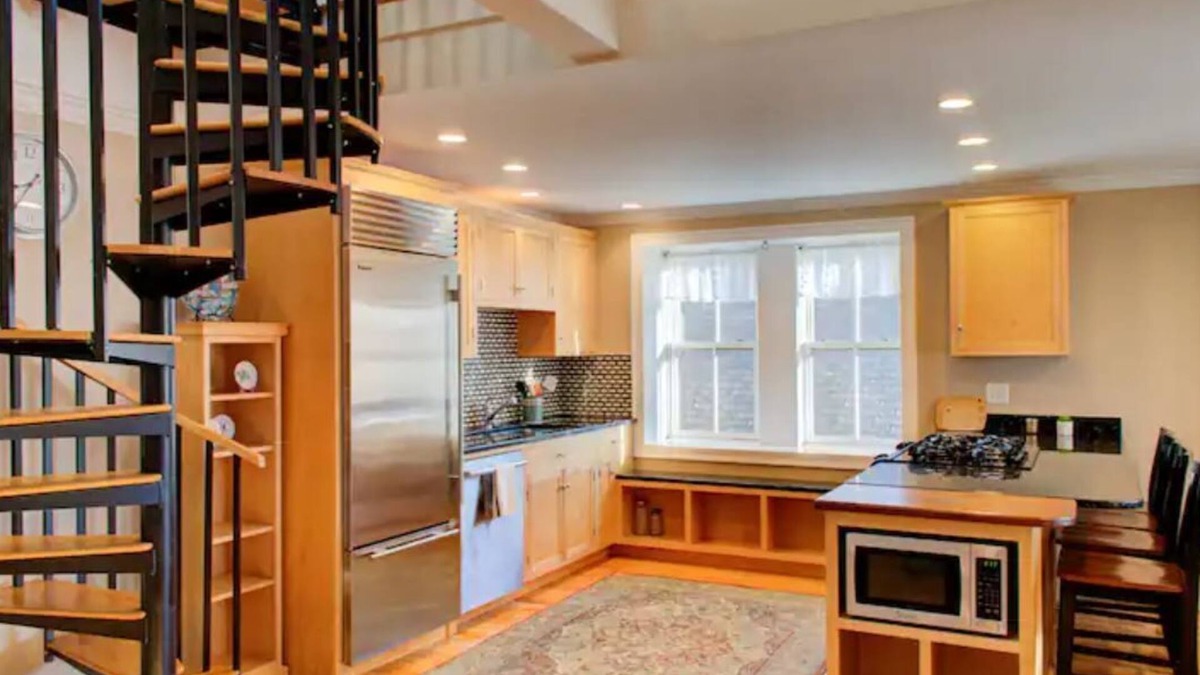 Portsmouth Apartment | Downtown Escape ❤️ Deck, Fireplace, 95 WalkScore