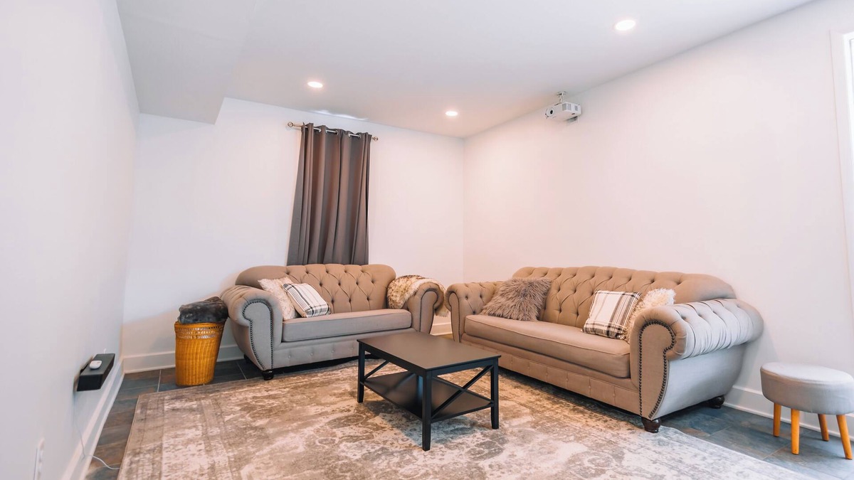 Sugarcreek House | Downtown Escape: Great for large families & groups
