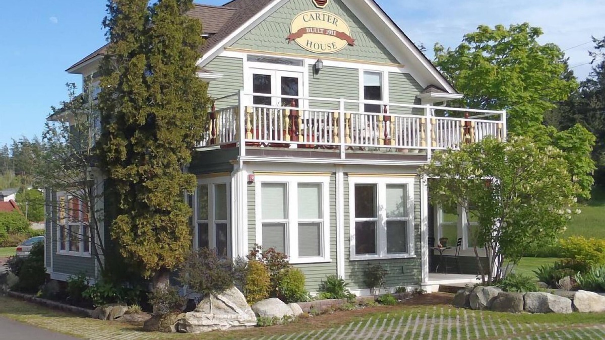 Friday Harbor Apartment | Downtown Friday Harbor! (Artist's Suite)