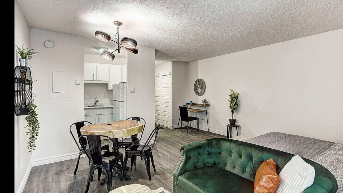 Latin Quarter Apartment | Downtown Fun Space /W Balcony And Queen Bed