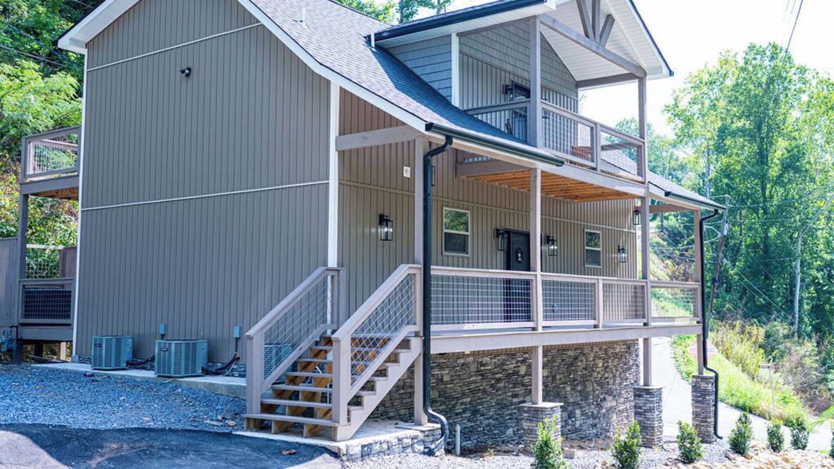 Gatlinburg Cabin | Downtown Gatlinburg- steps from the Parkway