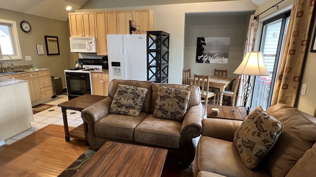 Hailey Apartment | Downtown Hailey - Cozy, quiet, close to everything, comfy deck, gas grill