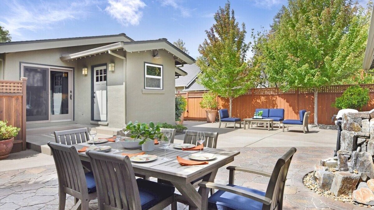 Healdsburg Cottage | Downtown Healdsburg Wine Country Retreat