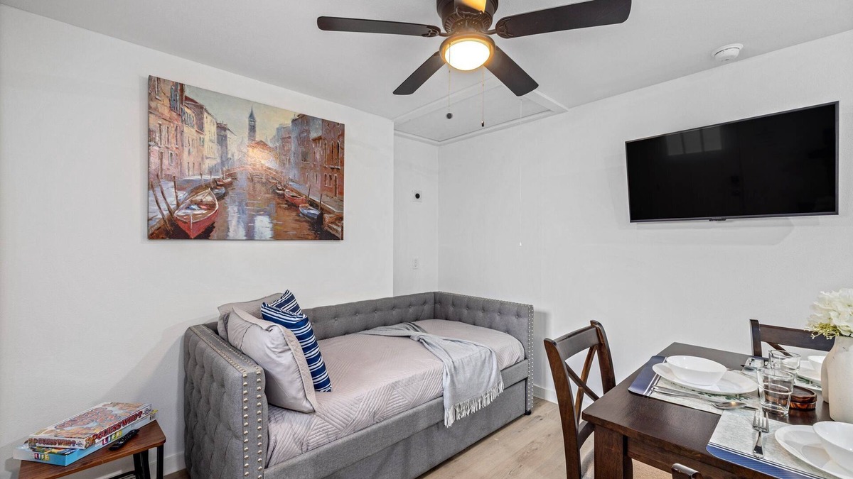 Northside House | Downtown + Heights Flat | Games | TVs WiFi | Pets