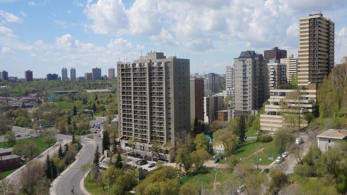 Downtown Edmonton Condo | Downtown Highrise, Great Location, fast wifi and underground parking included!