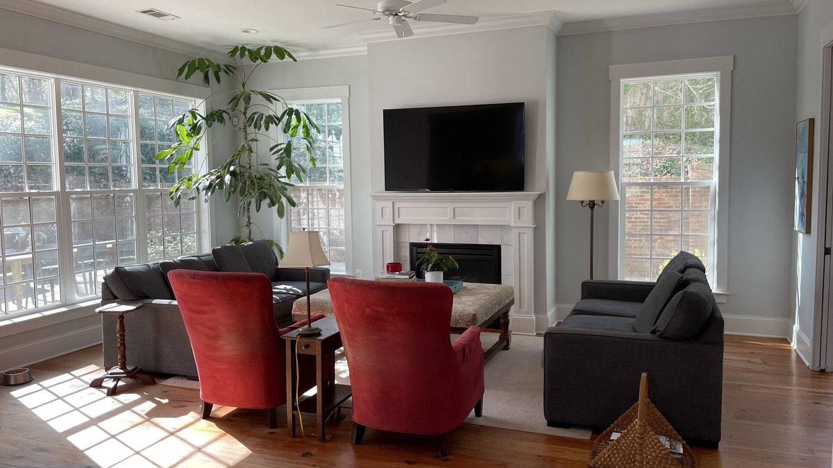 Oxford House | Downtown home. Walk to square and campus!