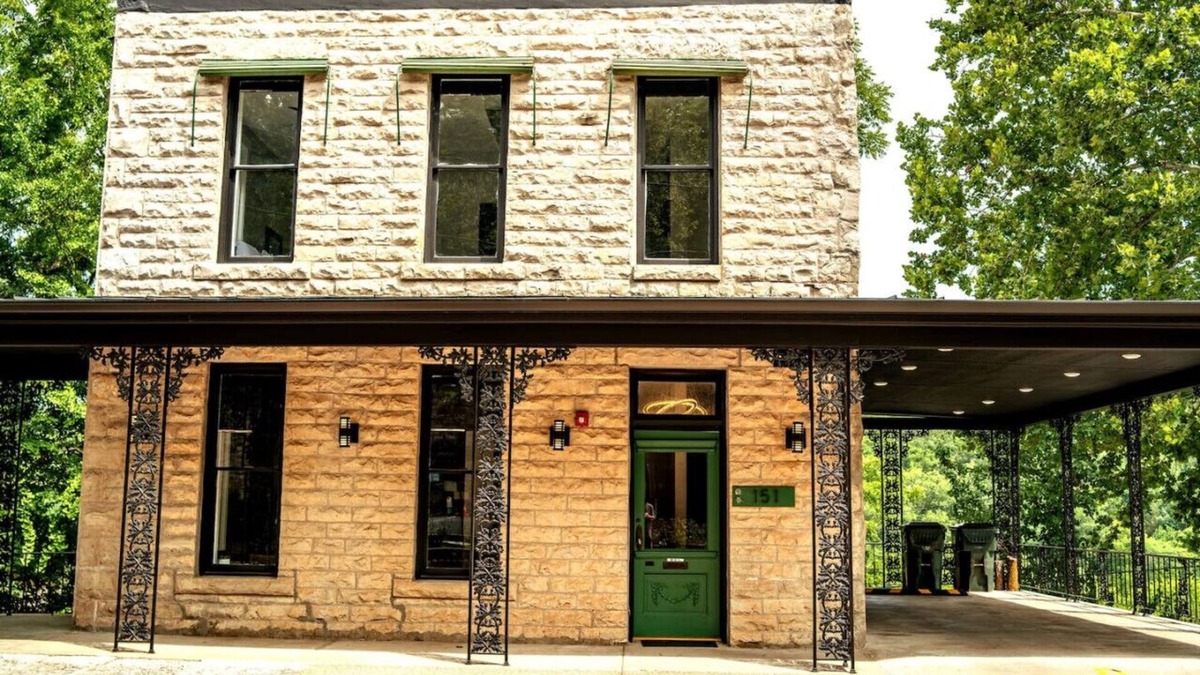 Eureka Springs Historic District House | Downtown+HotTub+Wifi+FreeParking Entire Building @151 Spring