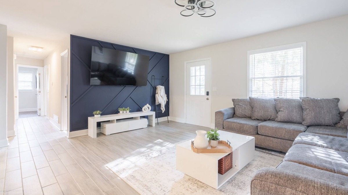 Alpharetta House | Downtown House with 75"4kTV, Private Firepit, Sleeps 6!