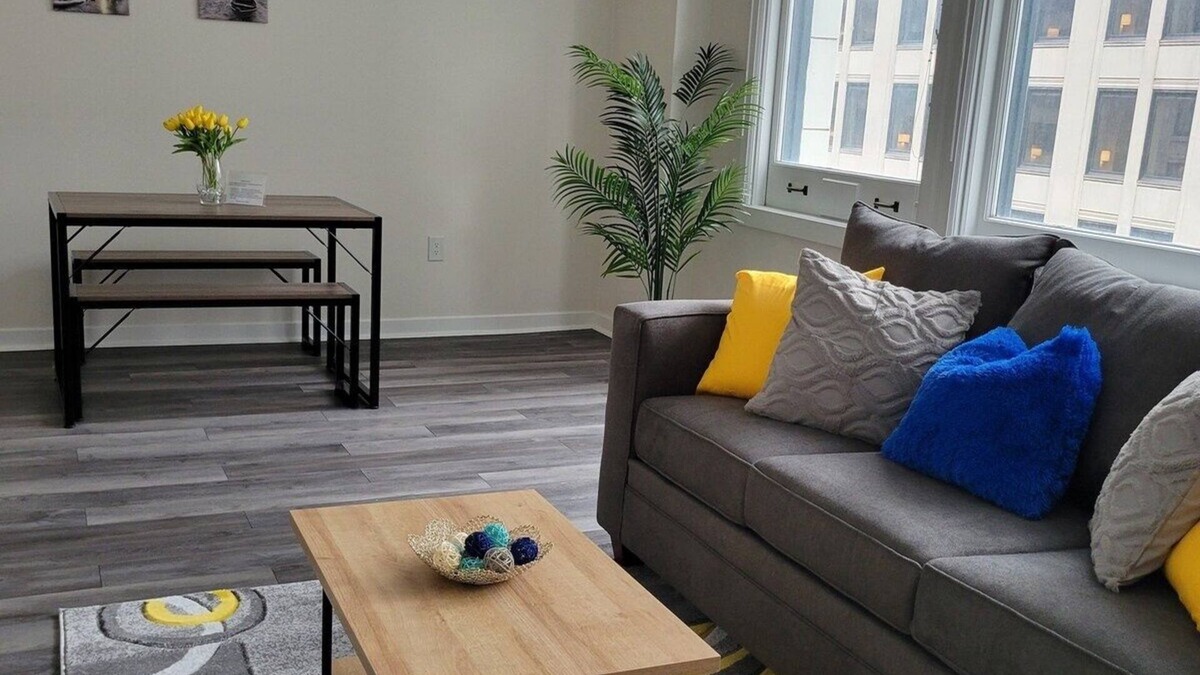 Mile Square Apartment | Downtown Indy Lucas Oil Conv Center Skywalk #6