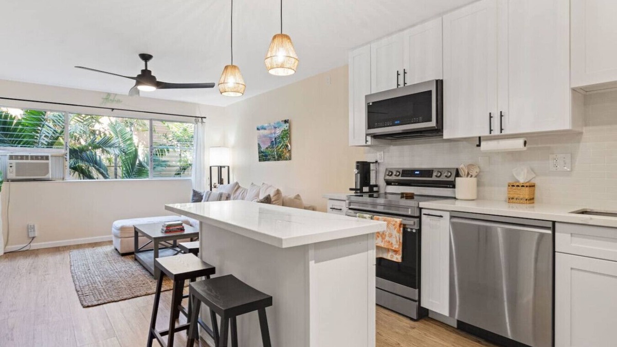 Enchanted Lake Apartment | Downtown Kailua | Steps to shops | W/D | Parking