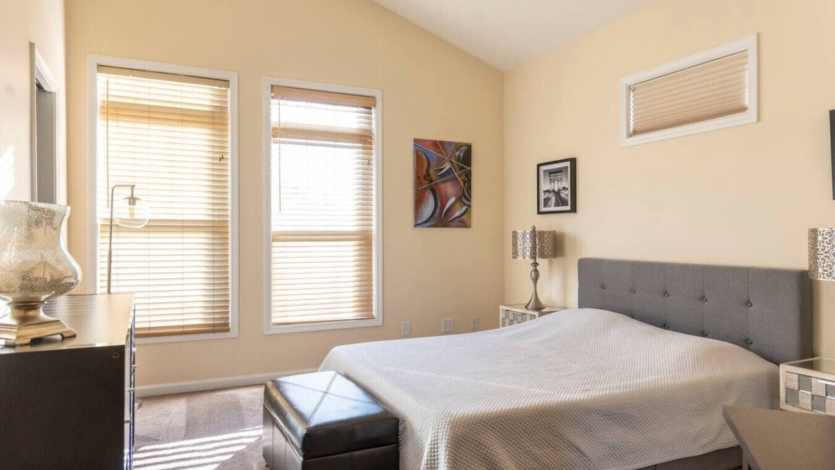 Kennedy King House | Downtown~King Bed~Parking~Balcony~Restaurants~Bars