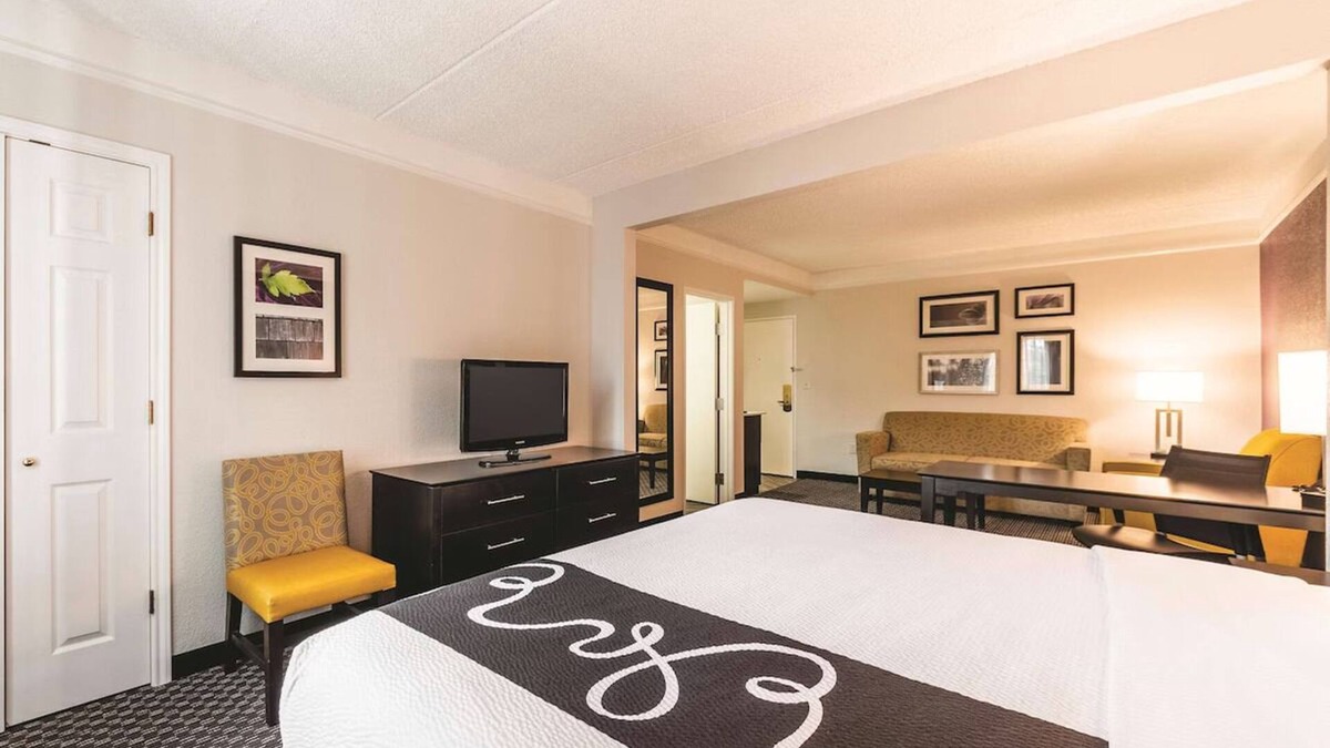 San Antonio Hotel | Downtown King Studio Getaway, Pet-Welcome, Near Hemisfair Plaza