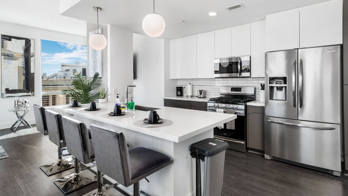 Los Angeles Apartment | Downtown LA Jr. Penthouse Spacious Skyrise Unit- Pool/Jacuzzi access