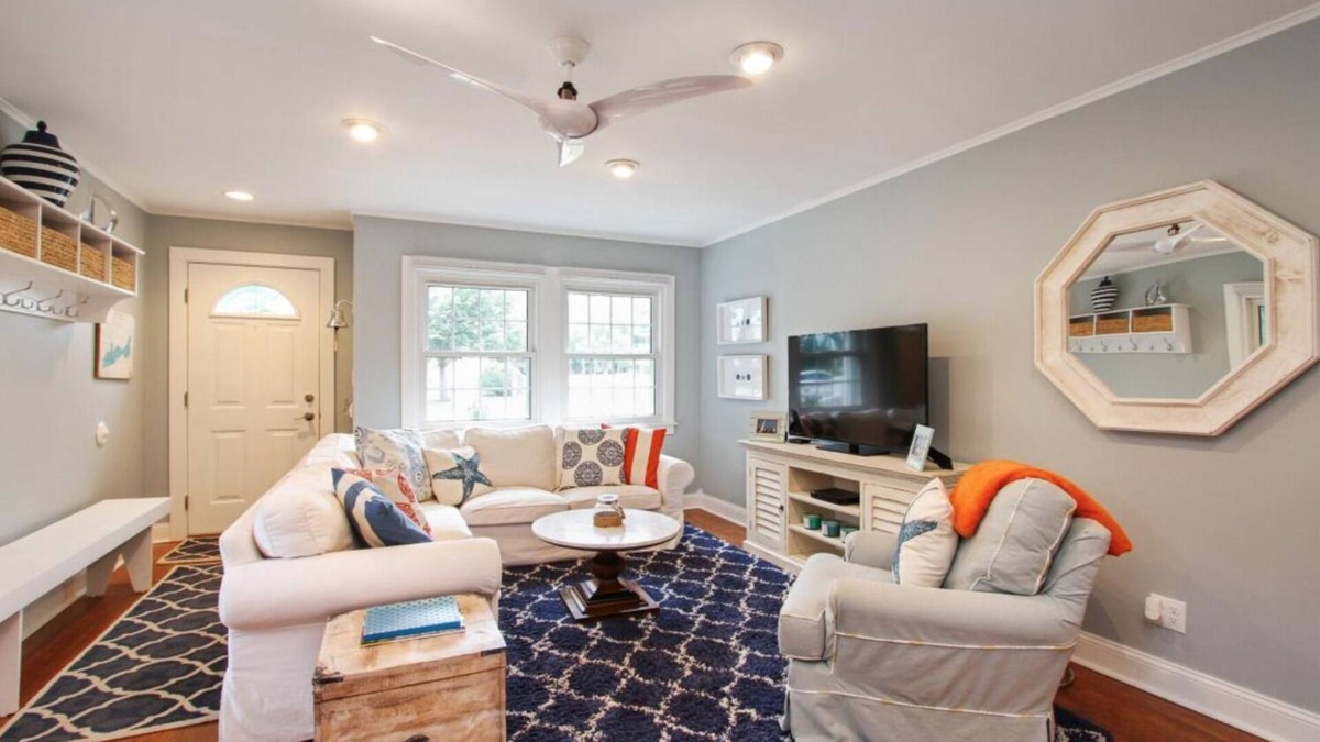 Lake Geneva House | Downtown Lake Geneva GEM