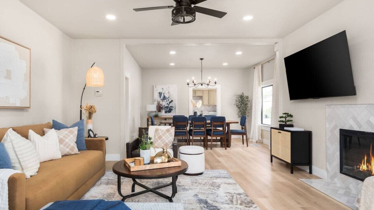 Lodi House | Downtown Lodi l 5 Bedrooms Sleeps 10 l Renovated