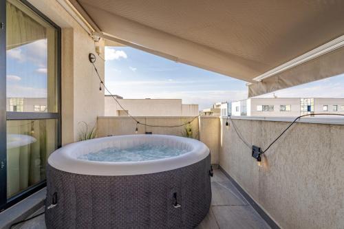 Sector 2 Apartment | Downtown Loft Apartment with Jacuzzi&Terrace