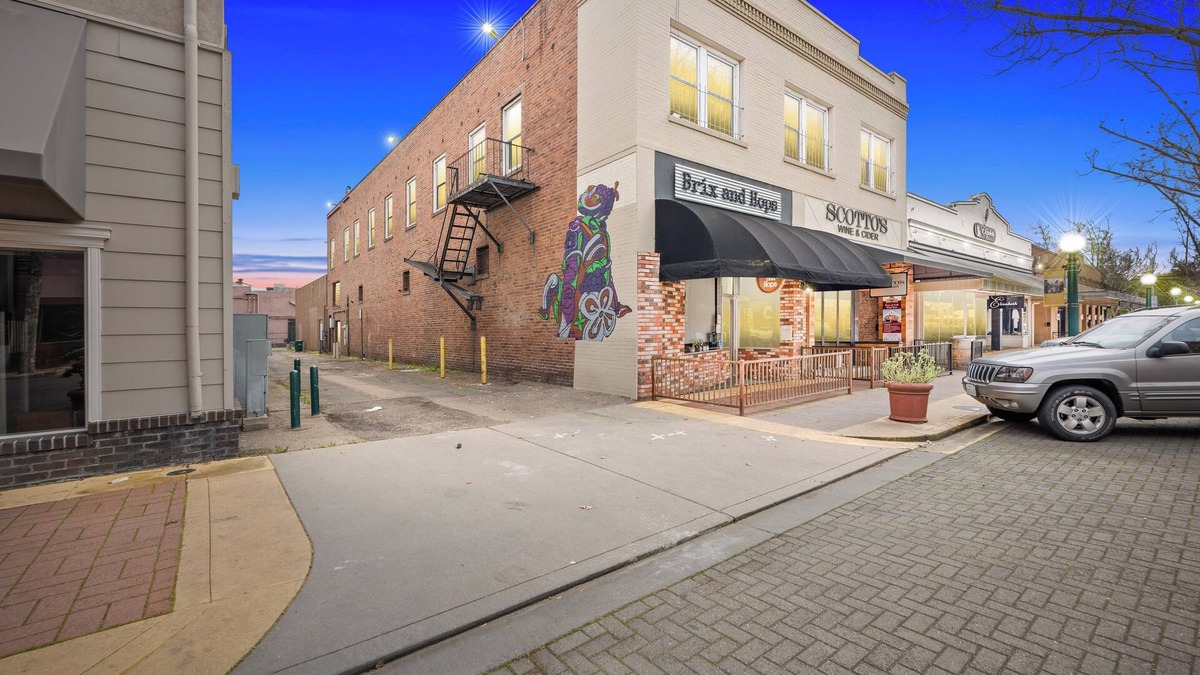 Lodi House | Downtown loft in the heart of Lodi. Great for large groups!