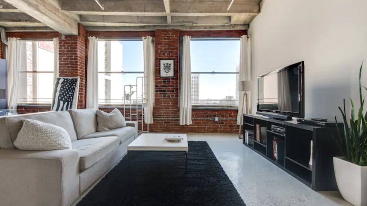Historic Core Apartment | Downtown Los Angeles Studio Loft with Free Parking