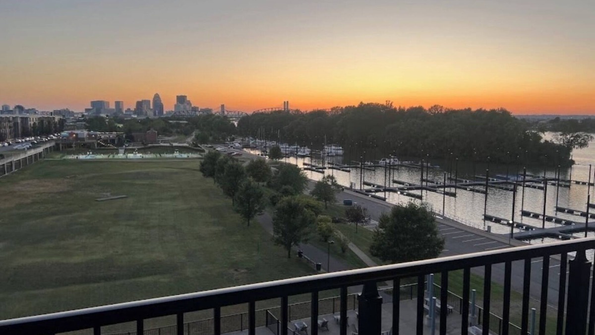 Louisville Apartment | Downtown Louisville - FREE Wine & Snacks -
