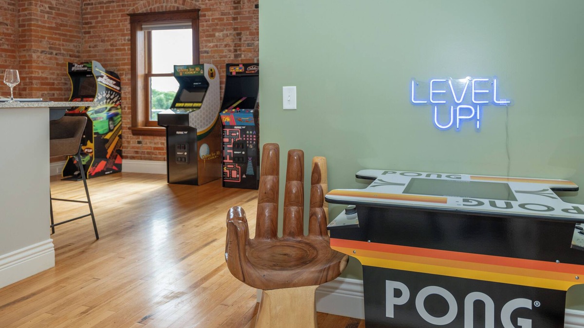 Central Business District Apartment | Downtown Luxury Loft ,13-Ft Ceilings, Walkable